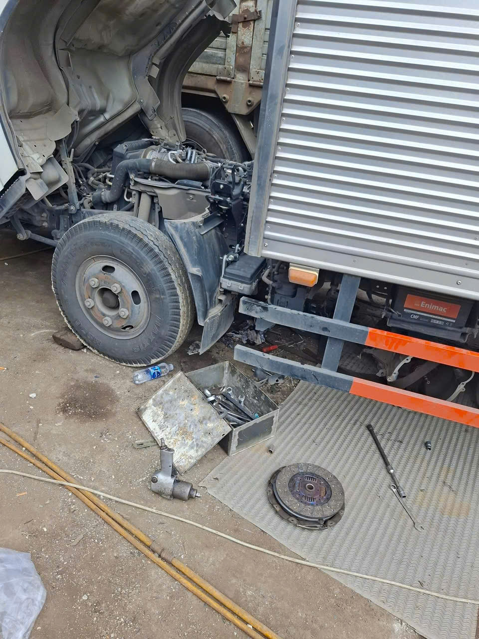 Sửa chữa lưu động, xe hết bố côn 24/24 – Phục vụ tận nơi, xử lý tận gốc